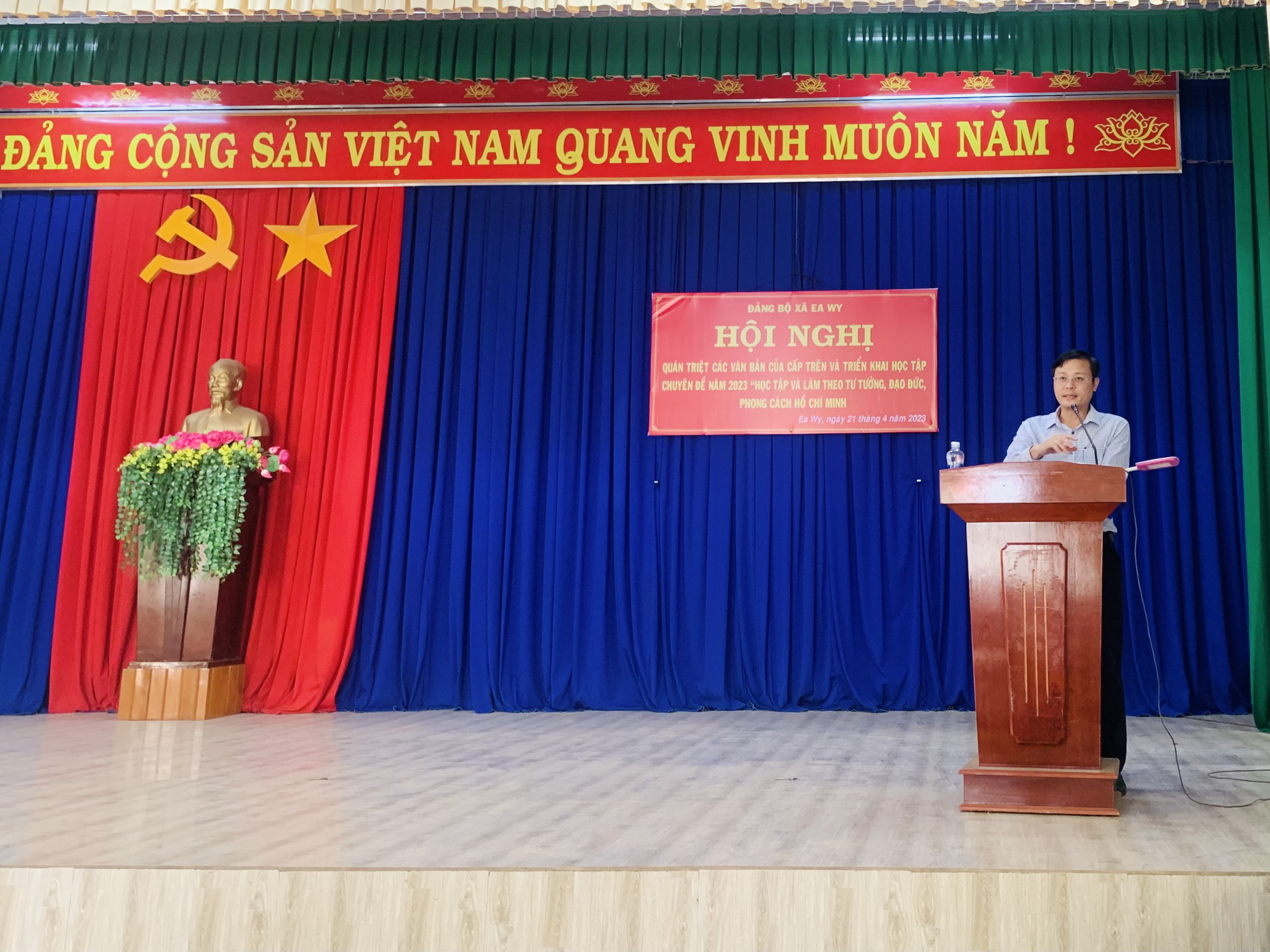 QUÁN TRIỆT QUỲNH